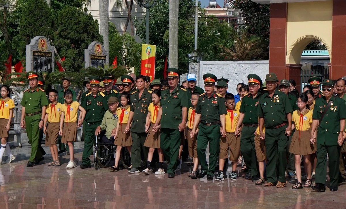 “Trên mặt trận mới”: Hành trình đặc biệt của những cựu chiến binh  - Ảnh 1.