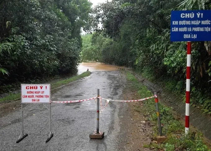 Mưa lớn gây sạt lở, chia cắt đường giao thông ở Quảng Trị - Ảnh 2.