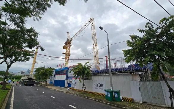 Cần cẩu bị gãy ngang (Ảnh: NLĐ)