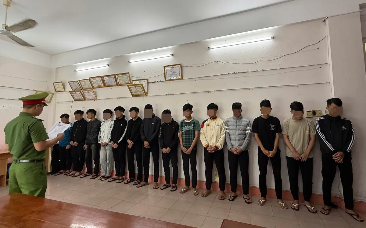 Các đối tượng tại cơ quan công an. (Ảnh: CA) Các đối tượng tại cơ quan công an. (Ảnh: CA)