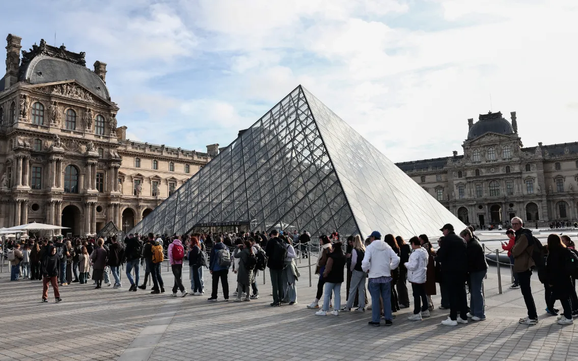Kim tự tháp Louvre ở phía sau là Bảo tàng Louvre tại Paris, ngày 22/10/2025 (Ảnh: AFP)