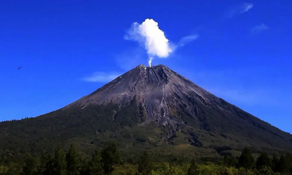 Núi lửa Semeru ở Indonesia gia tăng hoạt động, gây ra 100 rung chấn trong vòng 24 giờ - Ảnh 1.