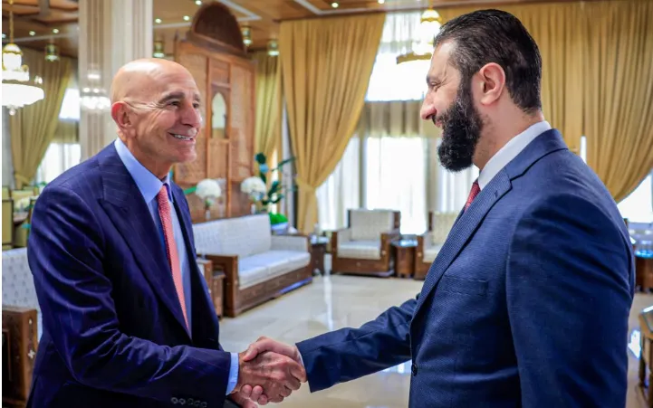 Tổng thống lâm thời Syria Ahmed al-Sharaa (phải) bắt tay Đại sứ Mỹ tại Thổ Nhĩ Kỳ - Đặc phái viên về Syria Tom Barrack tại Damascus (Ảnh: Anadolu) Tổng thống lâm thời Syria Ahmed al-Sharaa (phải) bắt tay Đại sứ Mỹ tại Thổ Nhĩ Kỳ - Đặc phái viên về Syria Tom Barrack tại Damascus (Ảnh: Anadolu)