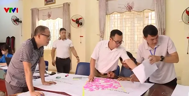 Chiến dịch "làm sạch dữ liệu đất đai": Người dân lo lộ lọt thông tin khi photo sổ đỏ và căn cước - Ảnh 1.