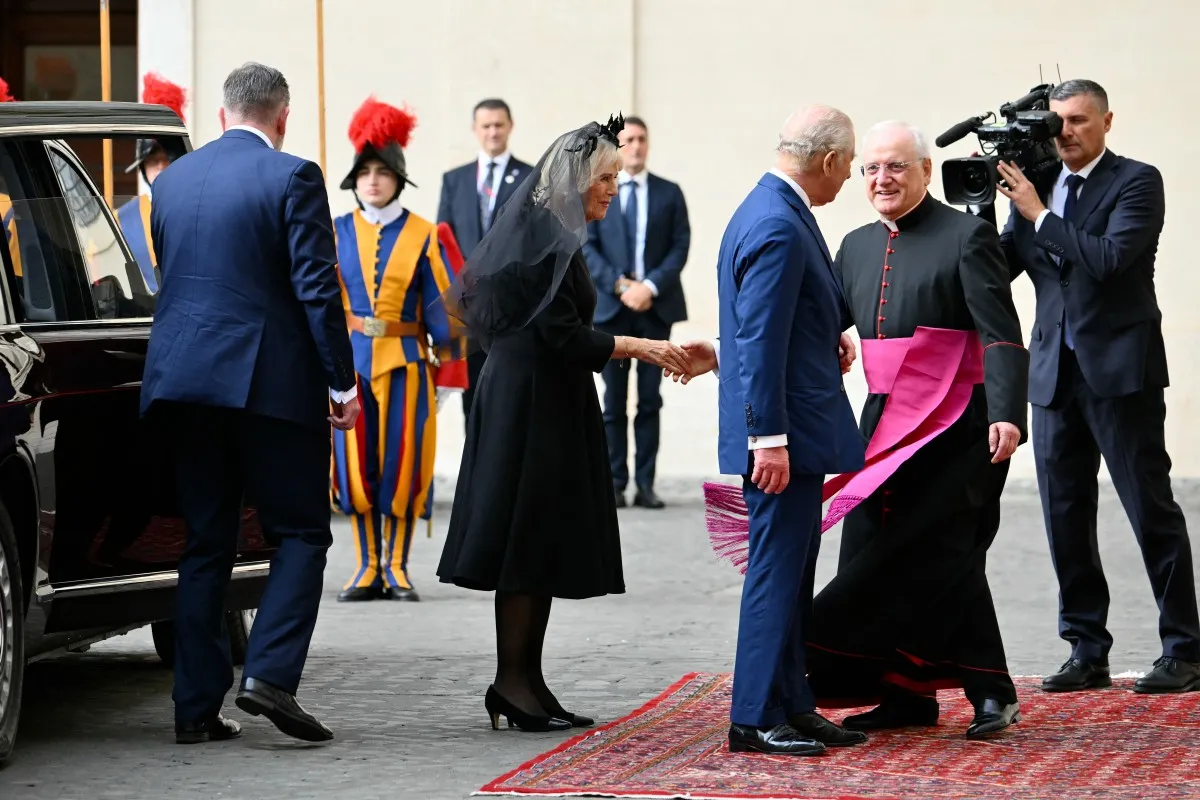 Vua Charles III và Hoàng hậu đến Tòa thánh Vatican trong chuyến thăm lịch sử sau 500 năm- Ảnh 2. Vua Charles III và Hoàng hậu đến Tòa thánh Vatican trong chuyến thăm lịch sử sau 500 năm- Ảnh 2.