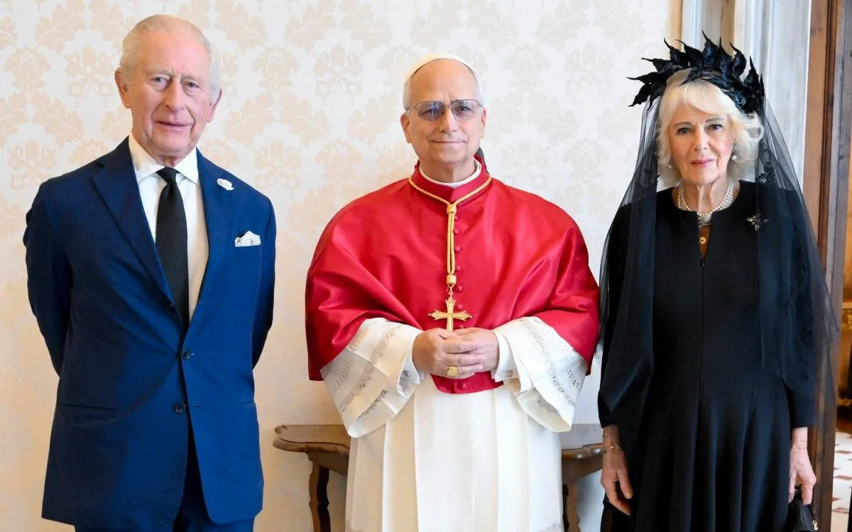 Vua Charles và Hoàng hậu Camilla cùng Giáo hoàng Leo XIV tại Vatican, ngày 23/10/2025 (Ảnh: AFP) Vua Charles và Hoàng hậu Camilla cùng Giáo hoàng Leo XIV tại Vatican, ngày 23/10/2025 (Ảnh: AFP)