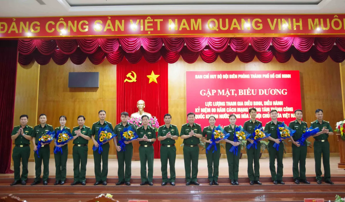 Biên phòng TP Hồ Chí Minh tuyên dương cán bộ, chiến sĩ tham gia A80 - Ảnh 2.