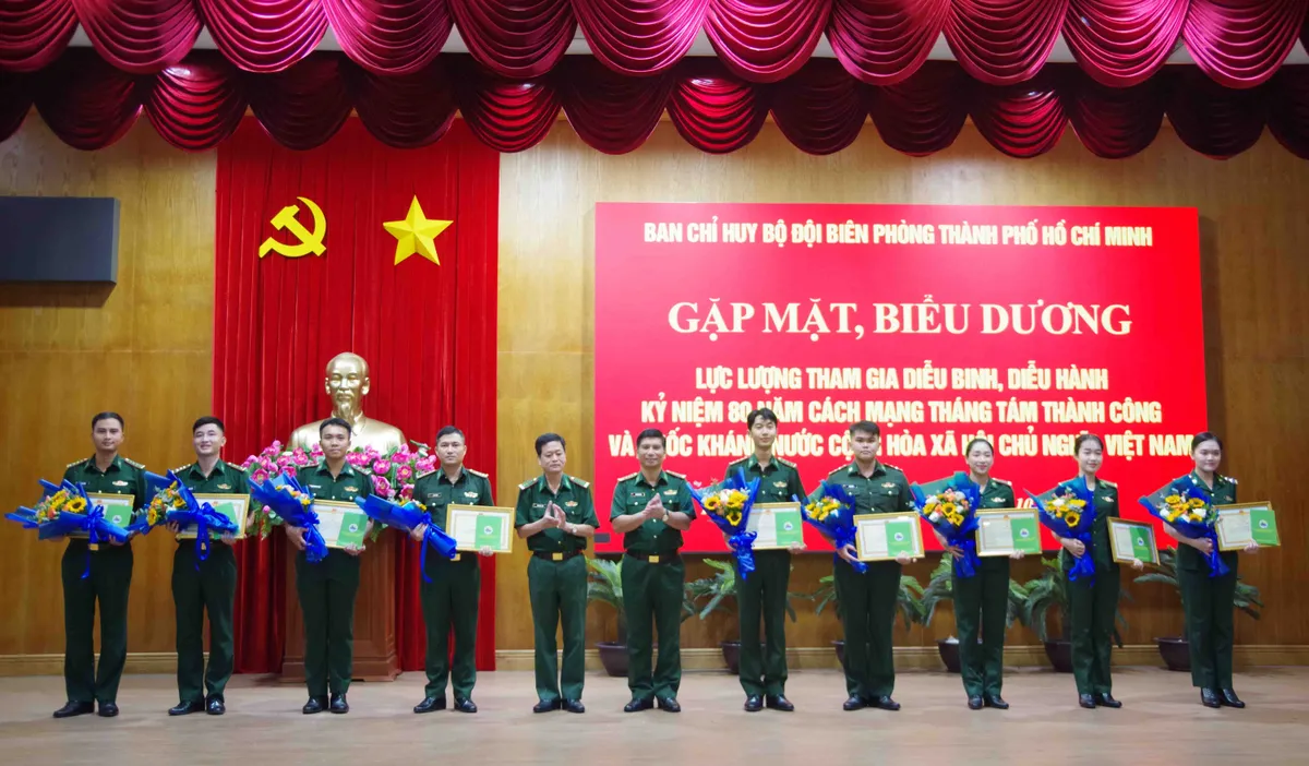 Biên phòng TP Hồ Chí Minh tuyên dương cán bộ, chiến sĩ tham gia A80 - Ảnh 1.