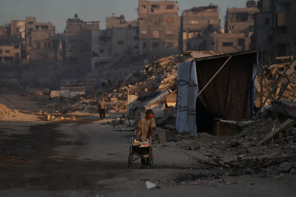 Dải Gaza: Người dân phải đi bộ, vác hàng cứu trợ hàng ngày - Ảnh 1.