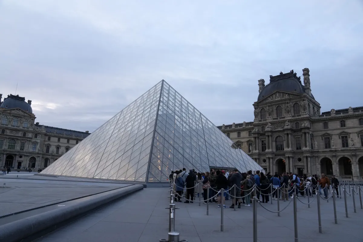 Cảnh sát Pháp tăng cường truy bắt nghi phạm thực hiện vụ trộm ở bảo tàng Louvre - Ảnh 1. Cảnh sát Pháp tăng cường truy bắt nghi phạm thực hiện vụ trộm ở bảo tàng Louvre - Ảnh 1.