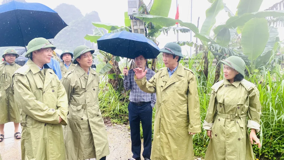Mưa lớn gây sạt lở, chia cắt đường giao thông ở Quảng Trị - Ảnh 7.