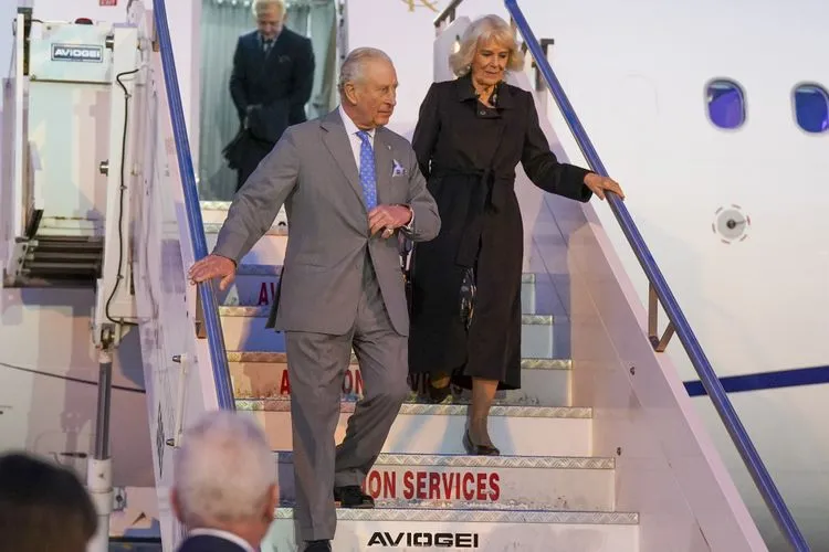 Vua Charles III và Hoàng hậu đến Tòa thánh Vatican trong chuyến thăm lịch sử sau 500 năm- Ảnh 1. Vua Charles III và Hoàng hậu đến Tòa thánh Vatican trong chuyến thăm lịch sử sau 500 năm- Ảnh 1.