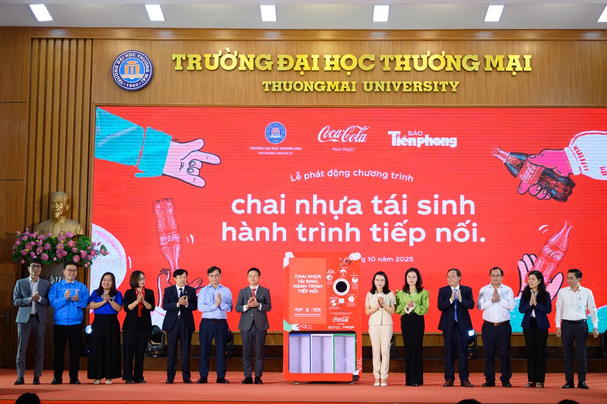 Sinh viên Hà Nội lan tỏa hành trình Chai nhựa tái sinh- Ảnh 1. Sinh viên Hà Nội lan tỏa hành trình Chai nhựa tái sinh- Ảnh 1.