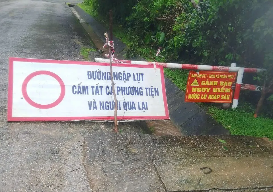 Mưa lớn gây sạt lở, chia cắt đường giao thông ở Quảng Trị - Ảnh 3.