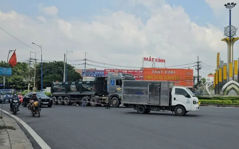 Hiện trường vụ tai nạn tại khu vực vòng xoay Tân Hiệp. Ảnh: Đình Trọng Hiện trường vụ tai nạn tại khu vực vòng xoay Tân Hiệp. Ảnh: Đình Trọng