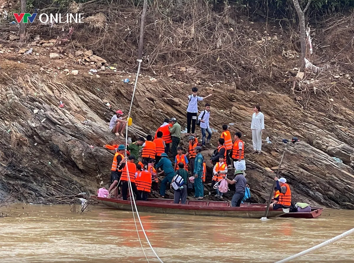 Nghệ An: Người dân mong ngóng xây cầu mới sau khi bị nước lũ cuốn trôi - Ảnh 2.