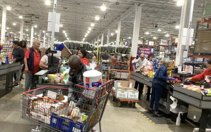 Người tiêu dùng mua sắm tại một trung tâm thương mại ở bang Virginia (Mỹ) (Ảnh: TTXVN) Người tiêu dùng mua sắm tại một trung tâm thương mại ở bang Virginia (Mỹ) (Ảnh: TTXVN)