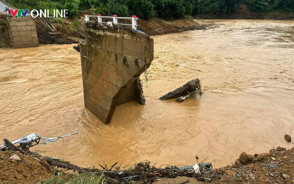 Trước đó, ảnh hưởng của cơn bão số 10 khiến cầu cứng Trung Thắng bị nước lũ cuốn trôi.