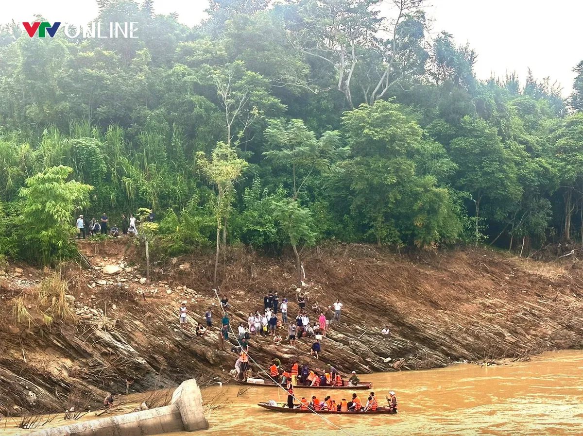 Nghệ An: Người dân mong ngóng xây cầu mới sau khi bị nước lũ cuốn trôi - Ảnh 1.
