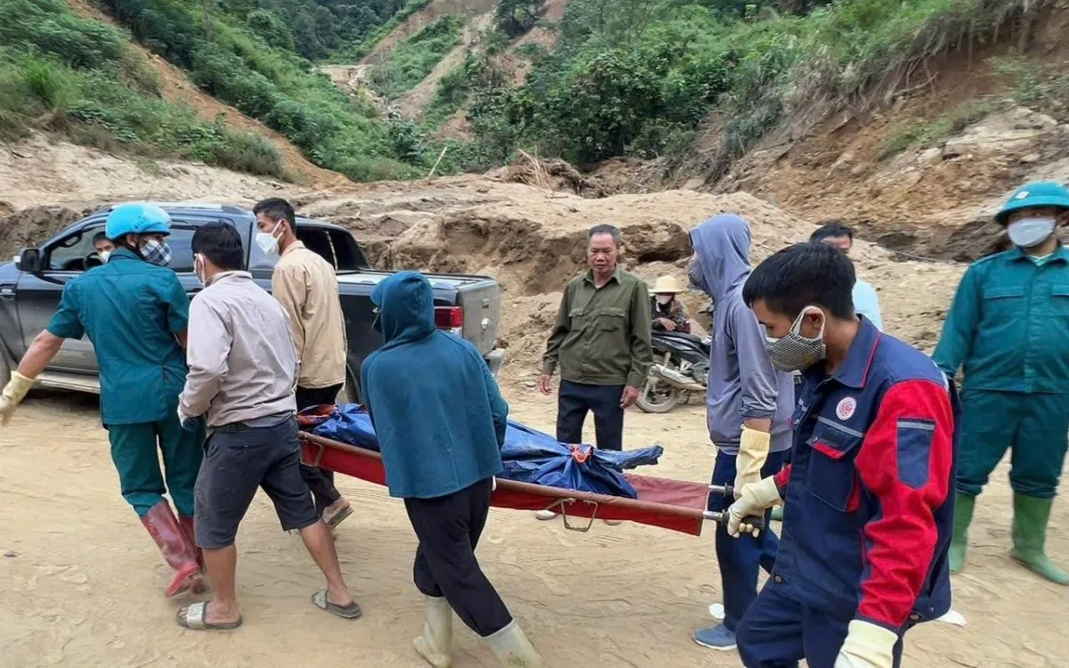 Thể nạn nhân sau khi được tìm thấy đã bàn giao về cho gia đình an táng. (Ảnh: VOV) Thể nạn nhân sau khi được tìm thấy đã bàn giao về cho gia đình an táng. (Ảnh: VOV)
