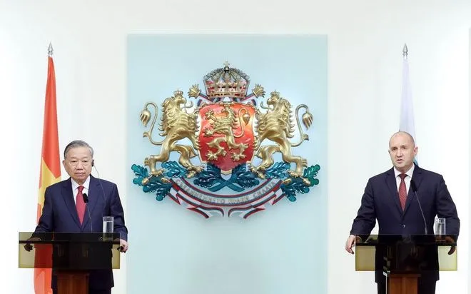 Tổng Bí thư Tô Lâm và Tổng thống Bulgaria Rumen Radev tại cuộc gặp gỡ báo chí. (Ảnh: TTXVN) Tổng Bí thư Tô Lâm và Tổng thống Bulgaria Rumen Radev tại cuộc gặp gỡ báo chí. (Ảnh: TTXVN)