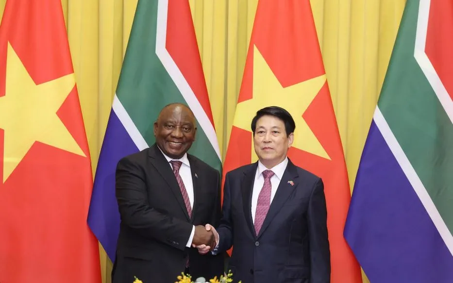 Chủ tịch nước Lương Cường và Tổng thống Nam Phi Matamela Cyril Ramaphosa chụp ảnh chung trước hội đàm. (Ảnh: TTXVN) Chủ tịch nước Lương Cường và Tổng thống Nam Phi Matamela Cyril Ramaphosa chụp ảnh chung trước hội đàm. (Ảnh: TTXVN)
