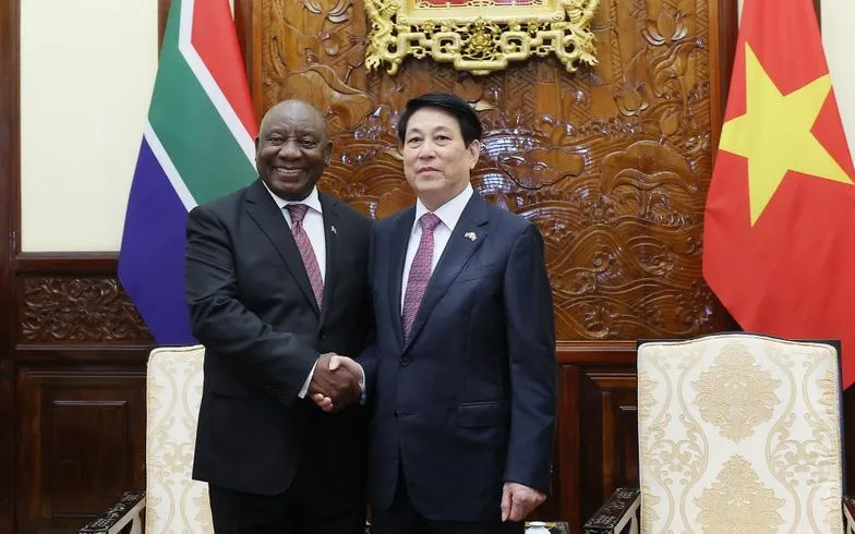 Chủ tịch nước Lương Cường và Tổng thống Nam Phi Matamela Cyril Ramaphosa gặp hẹp. (Ảnh: TTXVN) Chủ tịch nước Lương Cường và Tổng thống Nam Phi Matamela Cyril Ramaphosa gặp hẹp. (Ảnh: TTXVN)