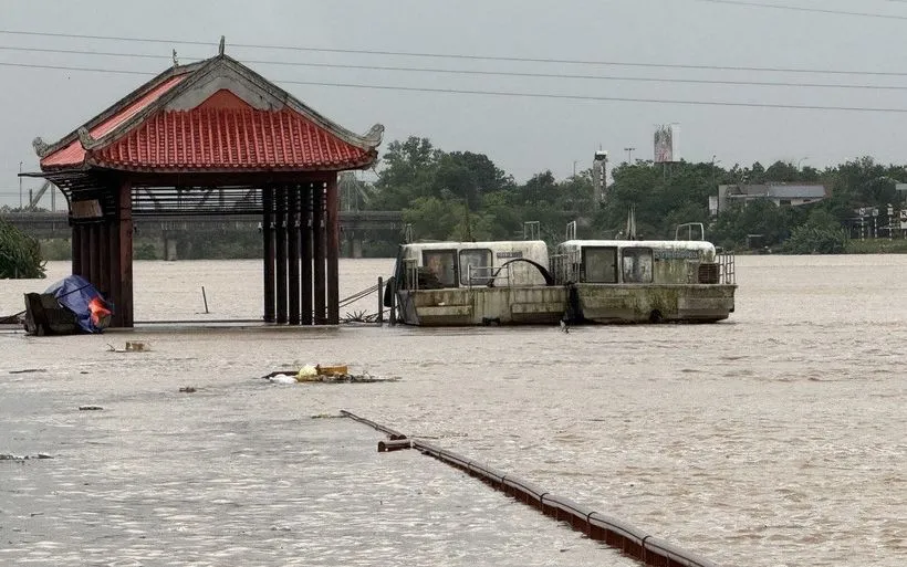 Cảnh báo lũ lớn trên các sông từ Quảng Trị đến Quảng Ngãi, nguy cơ ngập lụt diện rộng - Ảnh 1.