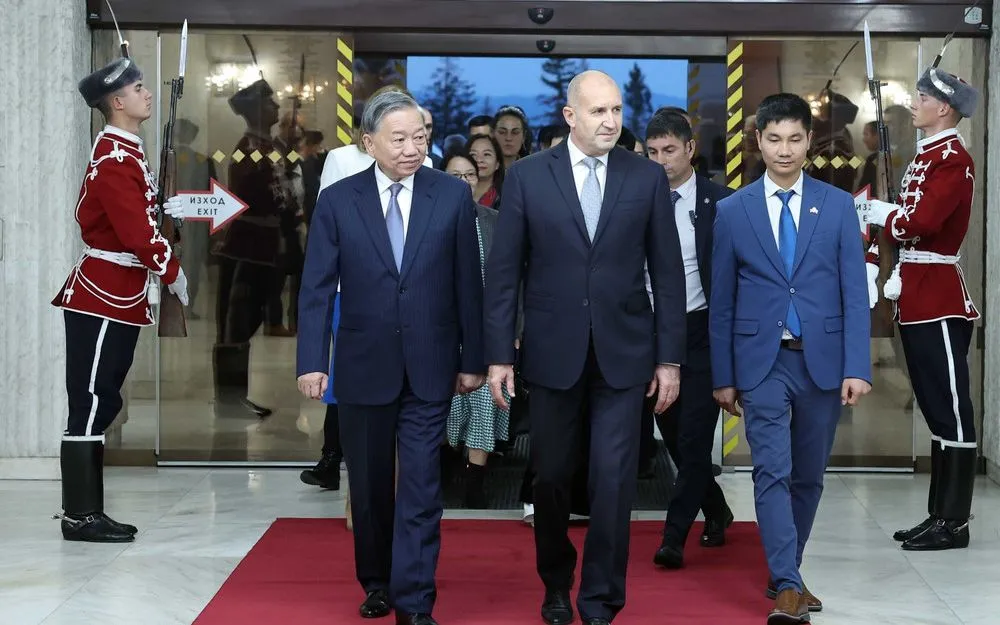 Tổng Bí thư Tô Lâm và Phu nhân với Tổng thống Cộng hòa Bulgaria Rumen Radev và Phu nhân tham quan Bảo tàng lịch sử Quốc gia Bulgaria. 