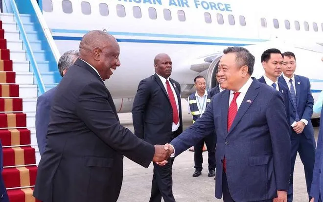 Tổng thống nước Cộng hòa Nam Phi Matamela Cyril Ramaphosa đến Hà Nội, bắt đầu thăm cấp Nhà nước đến Việt Nam.  Tổng thống nước Cộng hòa Nam Phi Matamela Cyril Ramaphosa đến Hà Nội, bắt đầu thăm cấp Nhà nước đến Việt Nam.