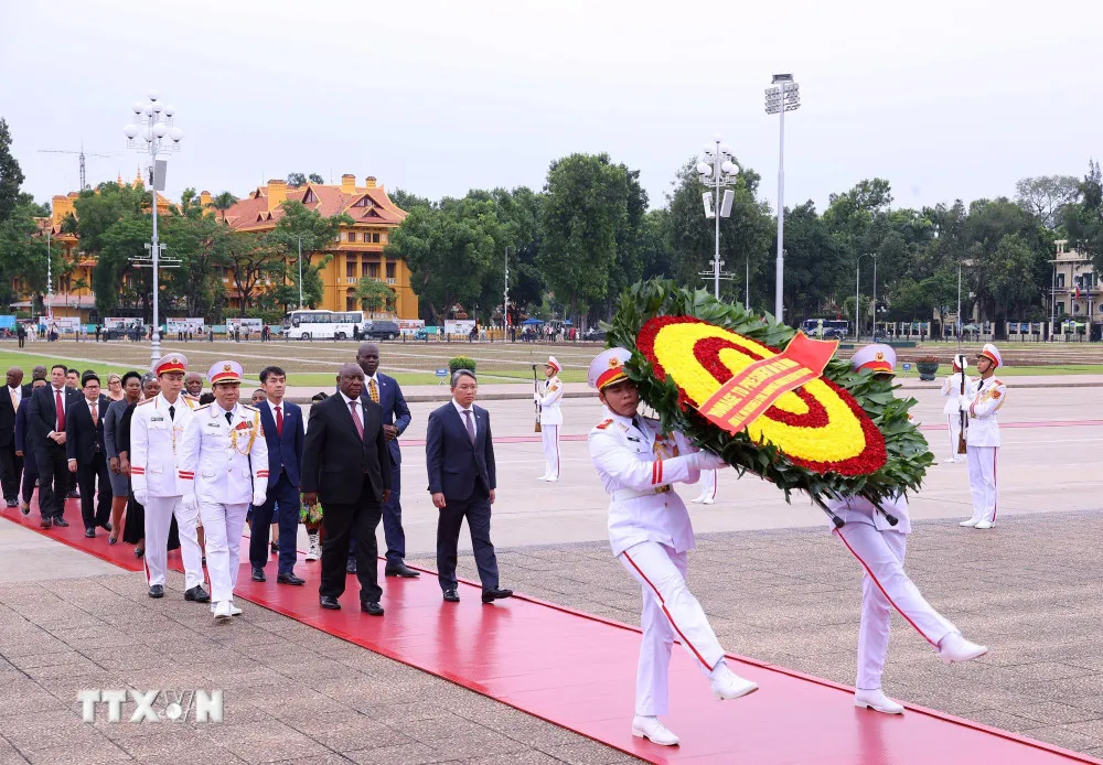 Tổng thống Nam Phi vào Lăng viếng Chủ tịch Hồ Chí Minh - Ảnh 1.