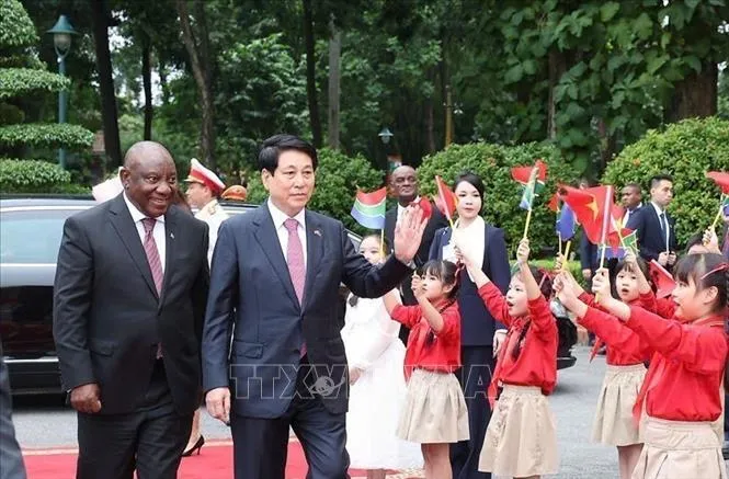 Chủ tịch nước Lương Cường chủ trì Lễ đón cấp Nhà nước Tổng thống Nam Phi Matamela Cyril Ramaphosa  - Ảnh 3.