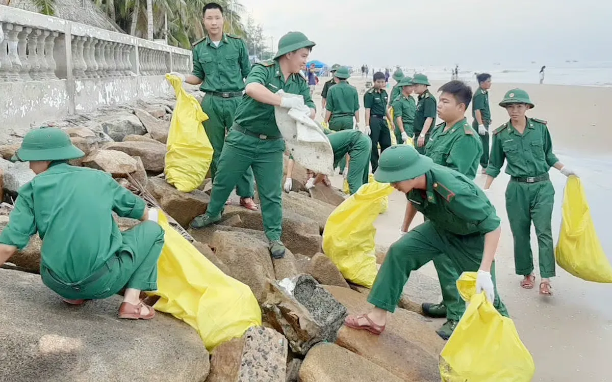 Cán bộ, chiến sĩ Đồn Biên phòng Phước Tỉnh thu gom rác tại bãi biển Long Hải. Ảnh: Minh Nhân. Cán bộ, chiến sĩ Đồn Biên phòng Phước Tỉnh thu gom rác tại bãi biển Long Hải. Ảnh: Minh Nhân.