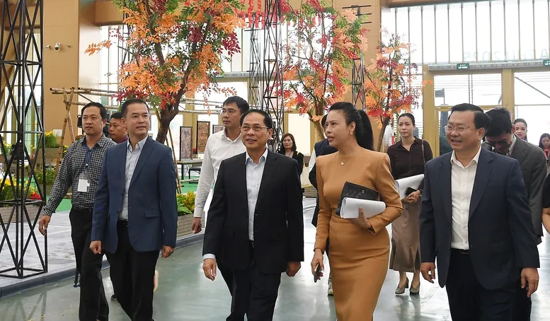 Phó Thủ tướng Bùi Thanh Sơn kiểm tra tiến độ chuẩn bị cho Lễ khai mạc Hội chợ Mùa Thu 2025 - Ảnh 1.
