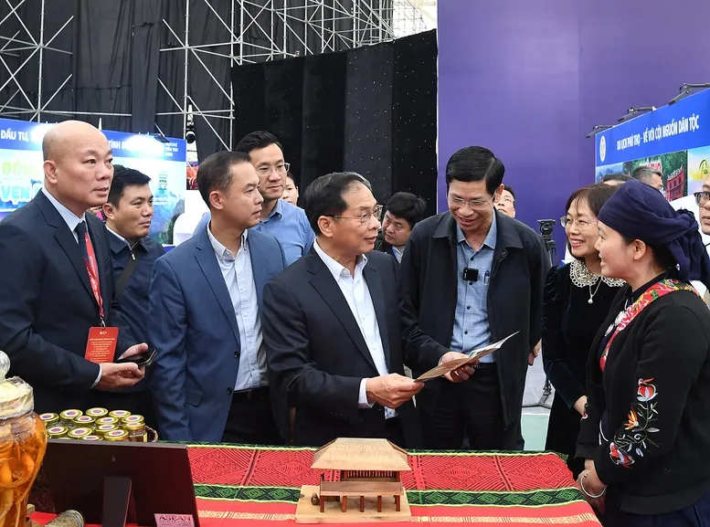 Phó Thủ tướng Bùi Thanh Sơn kiểm tra tiến độ chuẩn bị cho Lễ khai mạc Hội chợ Mùa Thu 2025 - Ảnh 3.