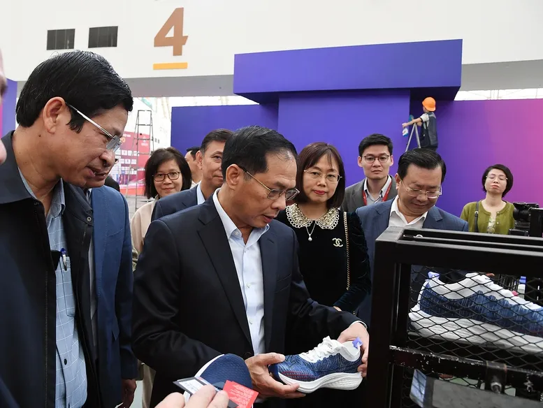 Phó Thủ tướng Bùi Thanh Sơn kiểm tra tiến độ chuẩn bị cho Lễ khai mạc Hội chợ Mùa Thu 2025 - Ảnh 10.