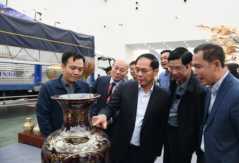 Phó Thủ tướng Bùi Thanh Sơn kiểm tra tiến độ chuẩn bị cho Lễ khai mạc Hội chợ Mùa Thu 2025 - Ảnh 9.