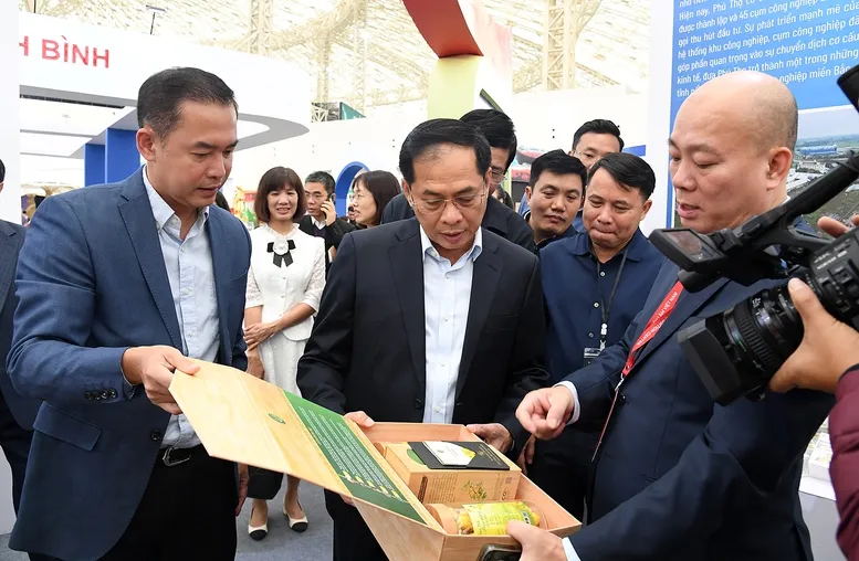 Phó Thủ tướng Bùi Thanh Sơn kiểm tra tiến độ chuẩn bị cho Lễ khai mạc Hội chợ Mùa Thu 2025 - Ảnh 8.