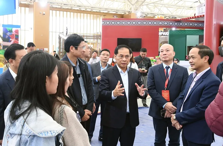 Phó Thủ tướng Bùi Thanh Sơn kiểm tra tiến độ chuẩn bị cho Lễ khai mạc Hội chợ Mùa Thu 2025 - Ảnh 2.