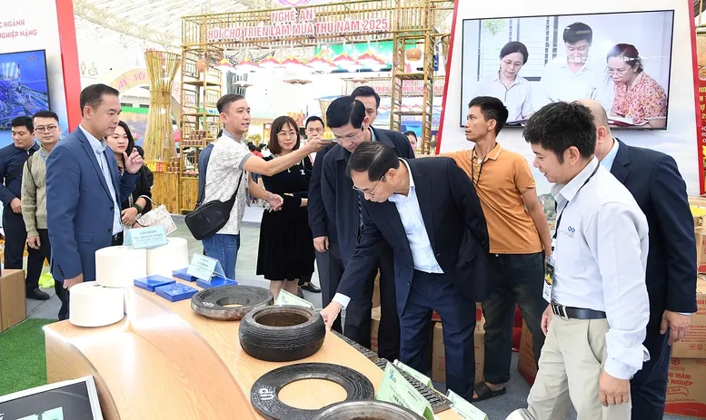 Phó Thủ tướng Bùi Thanh Sơn kiểm tra tiến độ chuẩn bị cho Lễ khai mạc Hội chợ Mùa Thu 2025 - Ảnh 7.