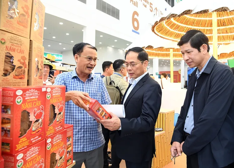 Phó Thủ tướng Bùi Thanh Sơn kiểm tra tiến độ chuẩn bị cho Lễ khai mạc Hội chợ Mùa Thu 2025 - Ảnh 6.