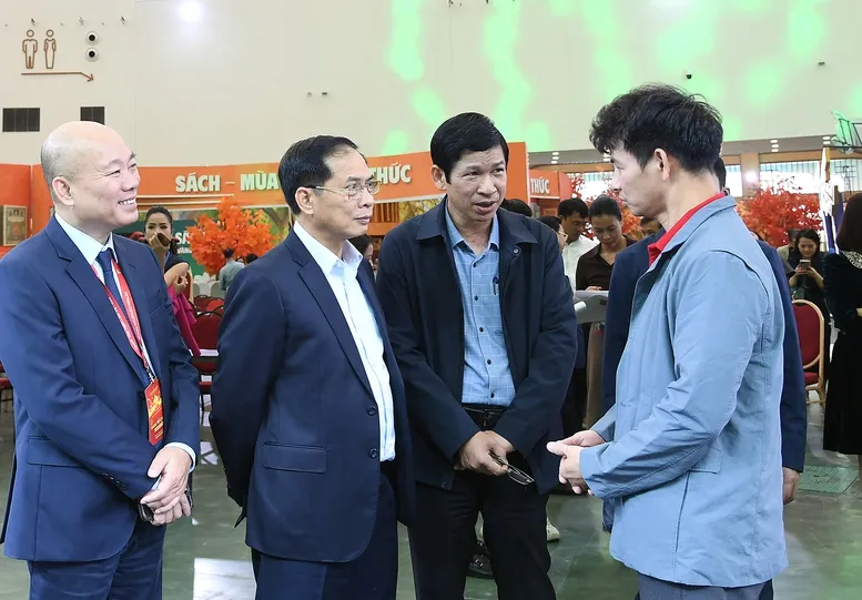 Phó Thủ tướng Bùi Thanh Sơn kiểm tra tiến độ chuẩn bị cho Lễ khai mạc Hội chợ Mùa Thu 2025 - Ảnh 11.