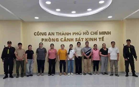 Công an TPHCM bắt giữ các đối tượng trong đường dây sản xuất nước hoa giả quy mô lớn. Ảnh: Công an