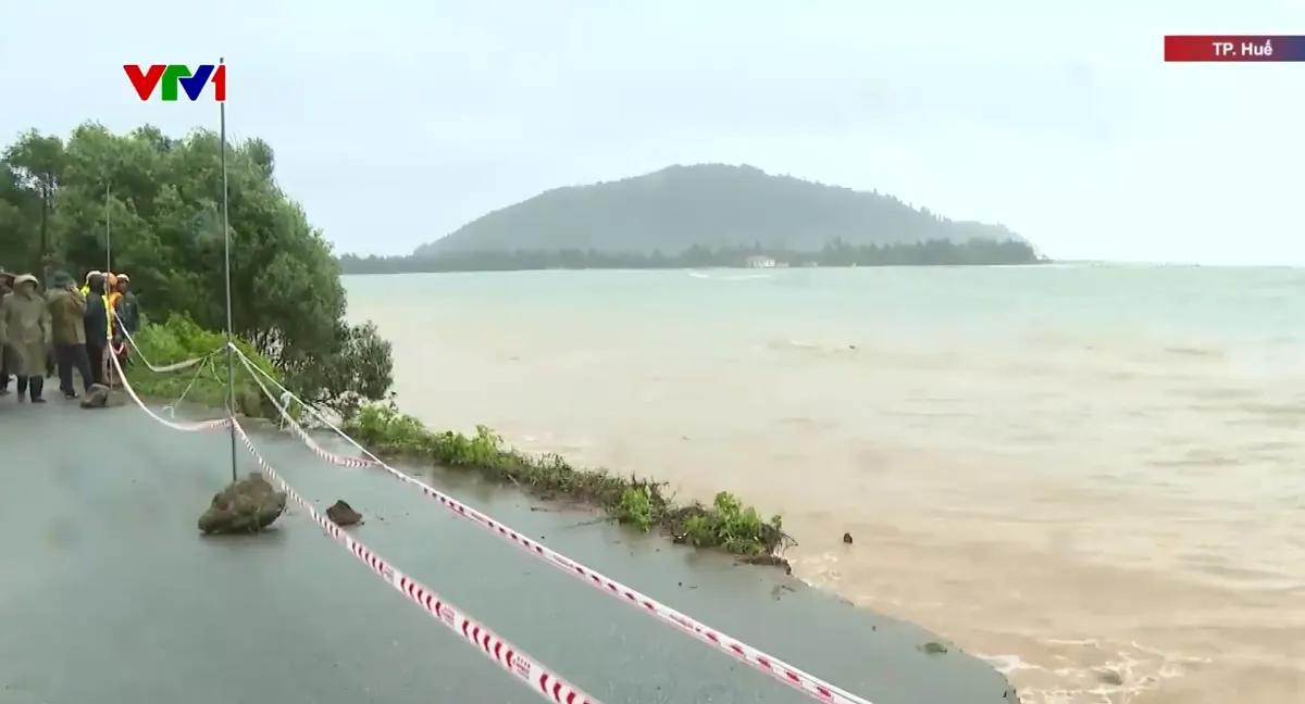 Mưa lớn gây ngập lụt nhiều nơi ở TP Huế - Ảnh 2.