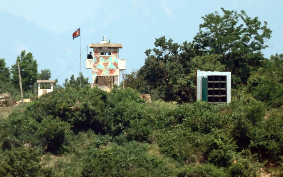 Một trạm gác của quân đội Bình Nhưỡng giáp Khu phi quân sự (DMZ) - ranh giới chia cắt hai miền Triều Tiên (Ảnh: Yonhap) Một trạm gác của quân đội Bình Nhưỡng giáp Khu phi quân sự (DMZ) - ranh giới chia cắt hai miền Triều Tiên (Ảnh: Yonhap)