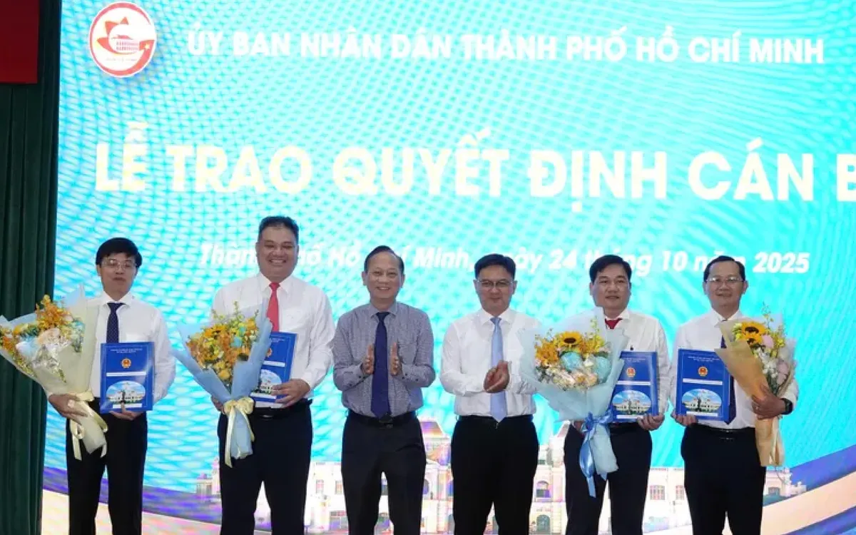Lãnh đạo TP.HCM trao quyết định cho chủ tịch, phó chủ tịch UBND các phường, xã. Ảnh: HÀ THƯ Lãnh đạo TP.HCM trao quyết định cho chủ tịch, phó chủ tịch UBND các phường, xã. Ảnh: HÀ THƯ