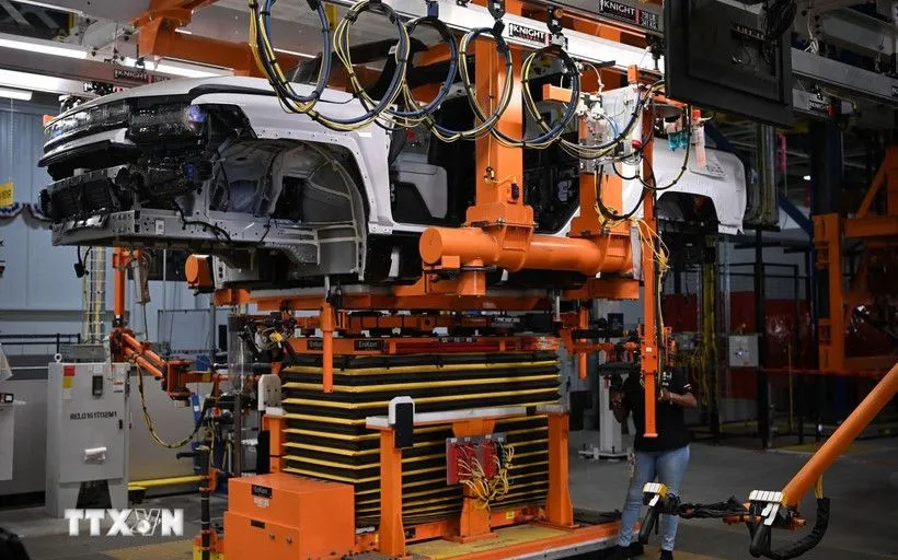 Dây chuyền sản xuất xe ôtô điện tại nhà máy của hãng General Motors ở Detroit, Michigan, Mỹ. (Ảnh: AFP/TTXVN) Dây chuyền sản xuất xe ôtô điện tại nhà máy của hãng General Motors ở Detroit, Michigan, Mỹ. (Ảnh: AFP/TTXVN)
