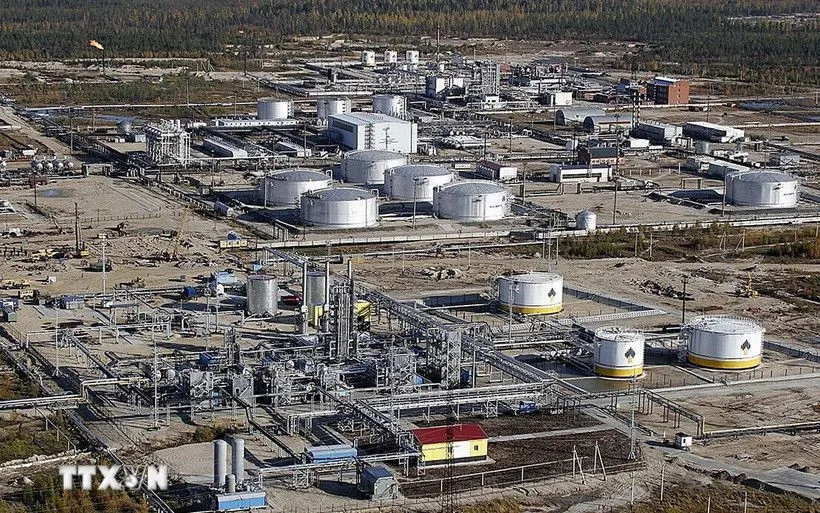 Nhà máy lọc dầu của công ty Rosneft ở thị trấn Gubkinsky, phía Tây Siberia, Nga. (Ảnh: AFP/TTXVN) Nhà máy lọc dầu của công ty Rosneft ở thị trấn Gubkinsky, phía Tây Siberia, Nga. (Ảnh: AFP/TTXVN)