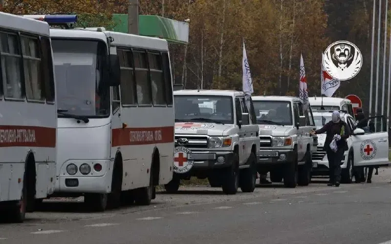 Đoàn xe chở thi thể binh sĩ tử trận trao trả cho Ukraine (Ảnh: @Koord_shtab)  Đoàn xe chở thi thể binh sĩ tử trận trao trả cho Ukraine (Ảnh: @Koord_shtab)