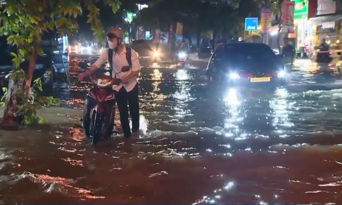 Cần Thơ ngập sâu trong đỉnh triều cường, phố hóa sông, người dân xắn quần lội nước- Ảnh 5. Cần Thơ ngập sâu trong đỉnh triều cường, phố hóa sông, người dân xắn quần lội nước- Ảnh 5.
